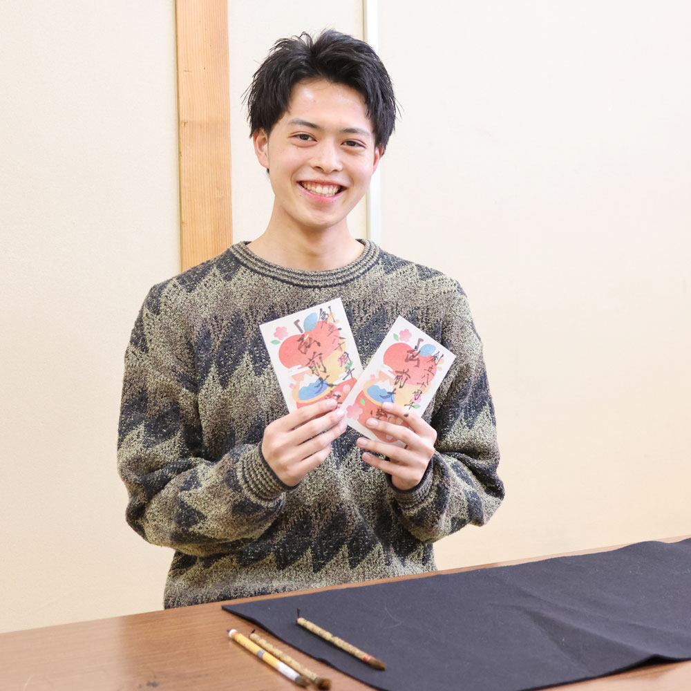 記念符筆耕担当　志田達哉さん（弘前大学書道部部長）