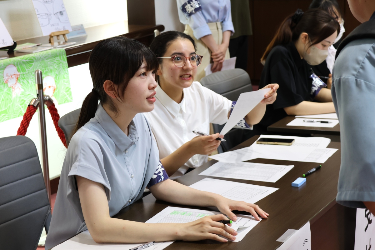 会場で受付を行う学生